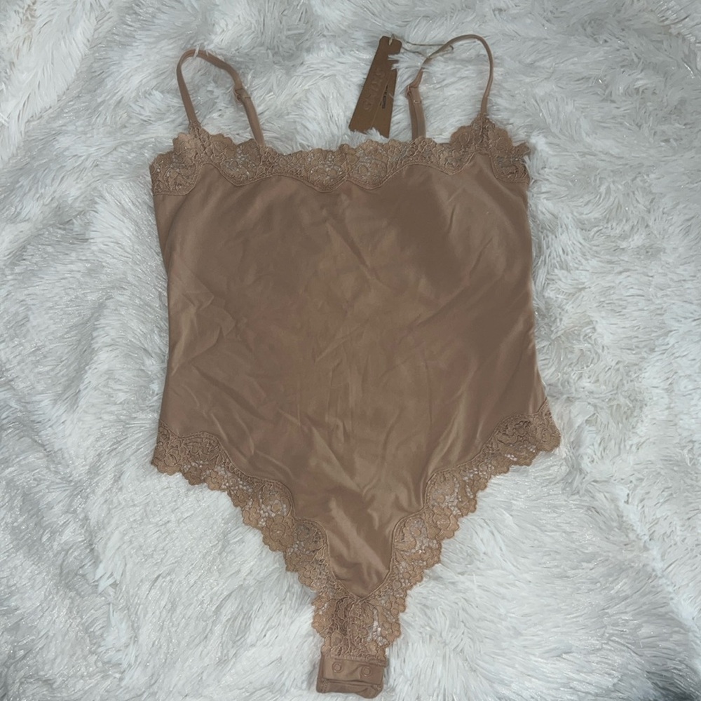 SKIMS FITS EVERYBODY LACE CAMI BODYSUIT